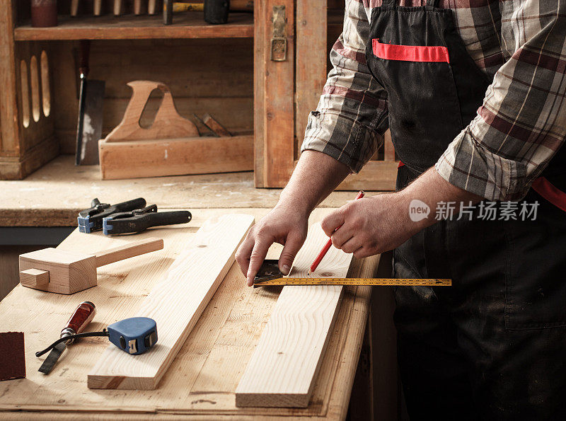 用工具工作的木匠。