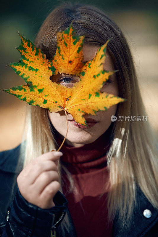 女人在阳光明媚的秋日