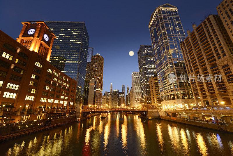 月光下的芝加哥河