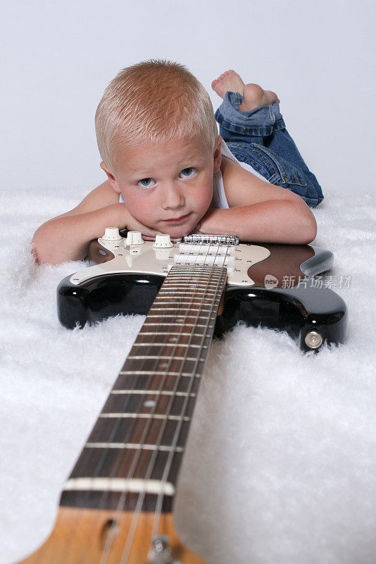 摇滚明星男孩和他的吉他