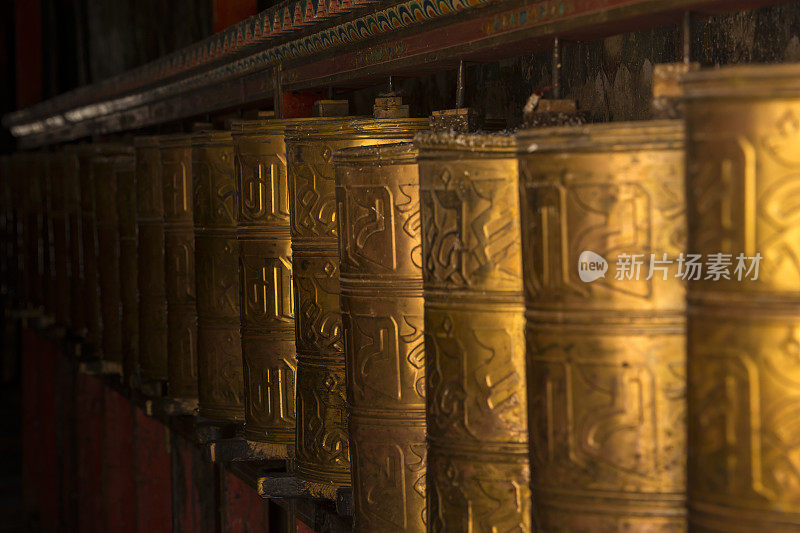 西藏的黄金佛教经轮