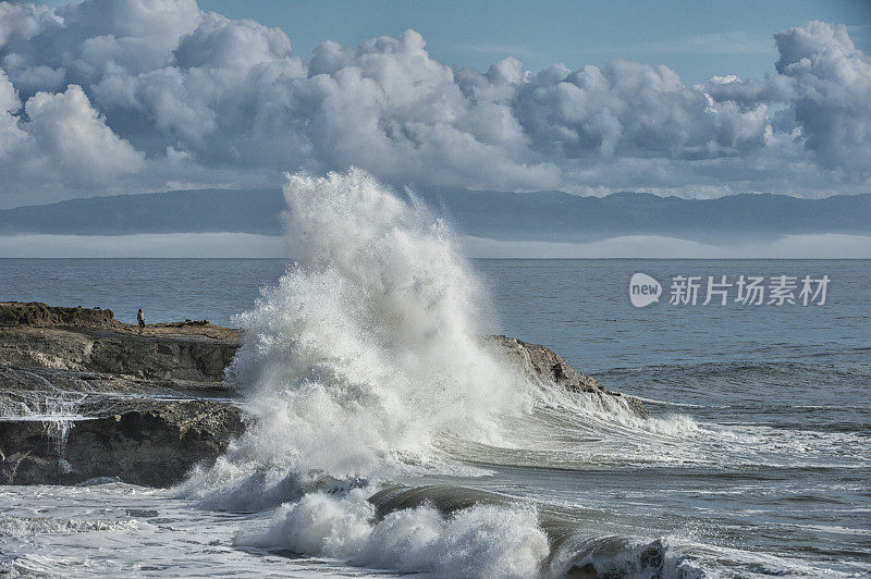 海浪冲击着海岸岩石