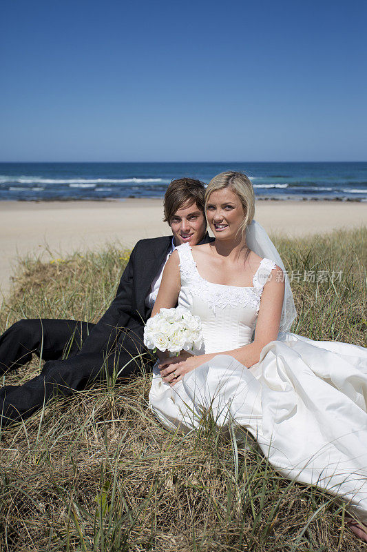 海滩上的新婚夫妇