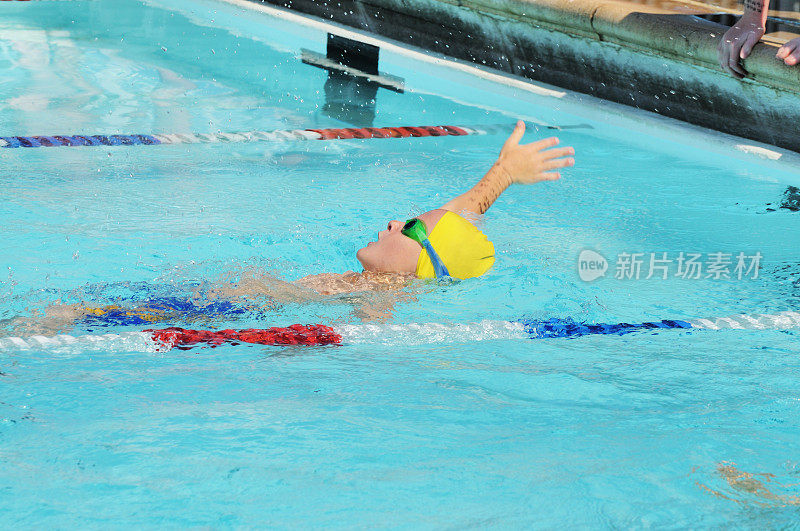 年轻男子仰泳运动员在比赛中