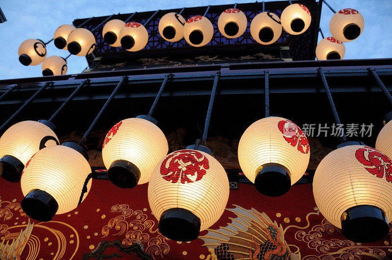 日本灯笼和天空