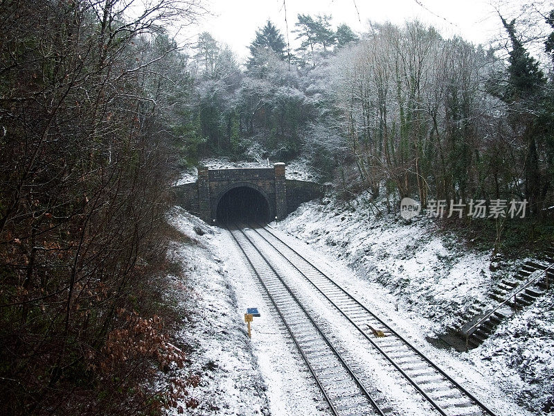 铁路隧道入口下雪