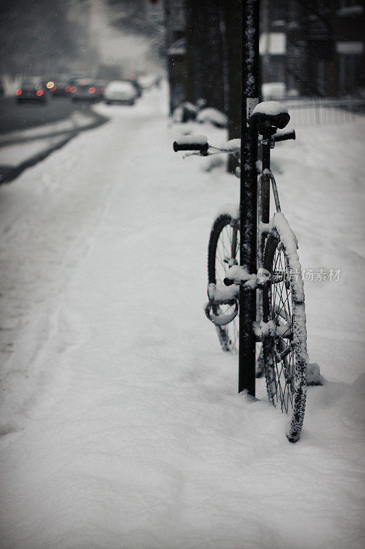在下雪天骑自行车