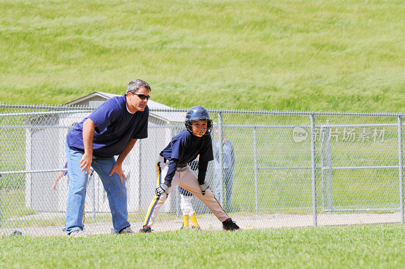 棒球运动员儿子和教练父亲在三垒
