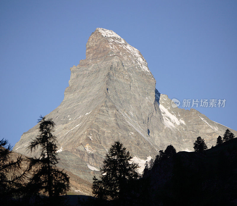 马特洪峰和蓝天的近景