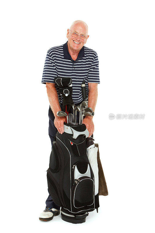 老人站在白色的高尔夫球袋