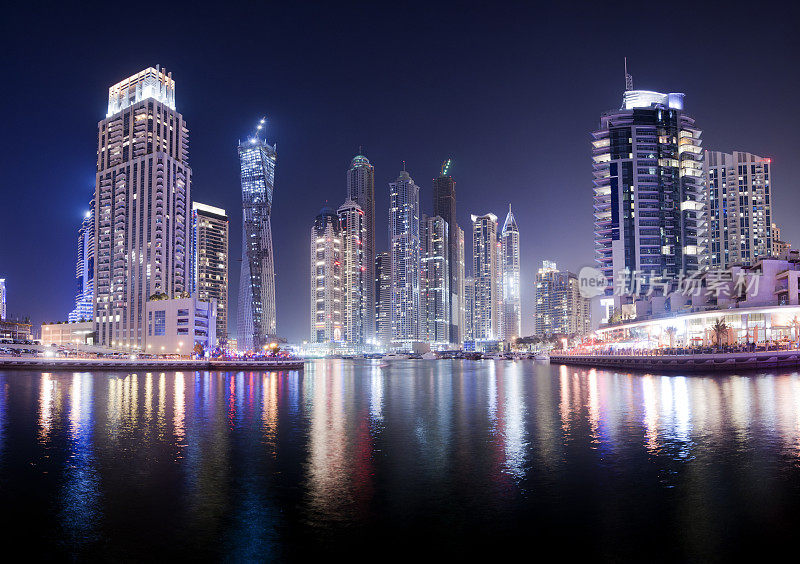 阿联酋迪拜滨海城市的天际线