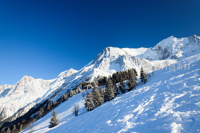 有滑雪道的雪山