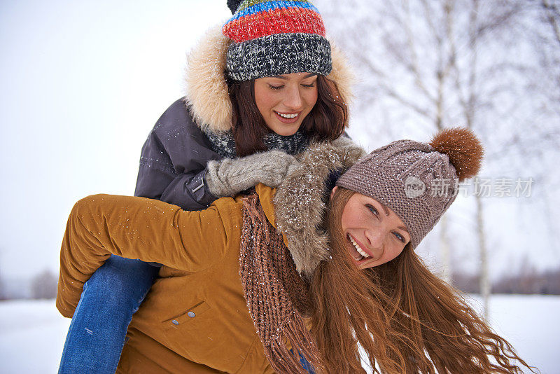 女性朋友在外面享受下雪天