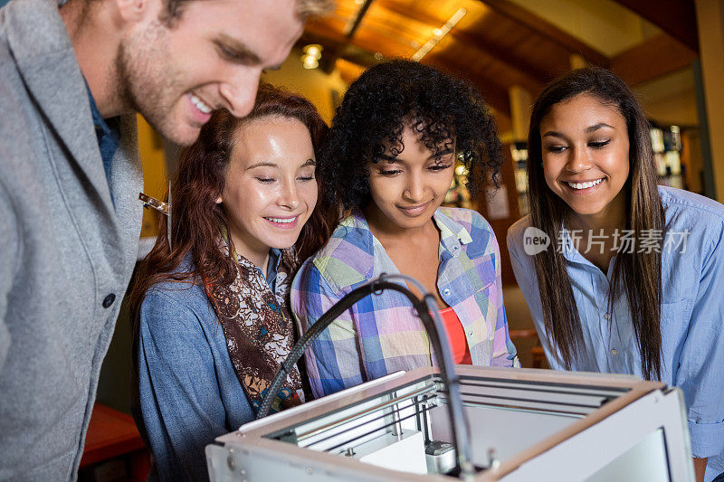 大学生在图书馆使用3D打印机