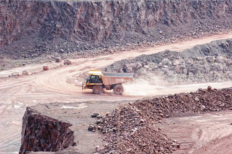 露天矿山采石场道路上的自卸车