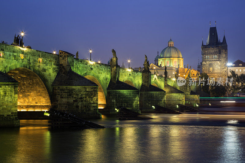 伏尔塔瓦河和查理大桥黄昏，布拉格，捷克共和国