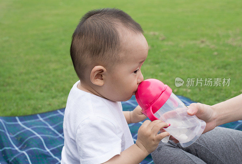 小男孩喝水