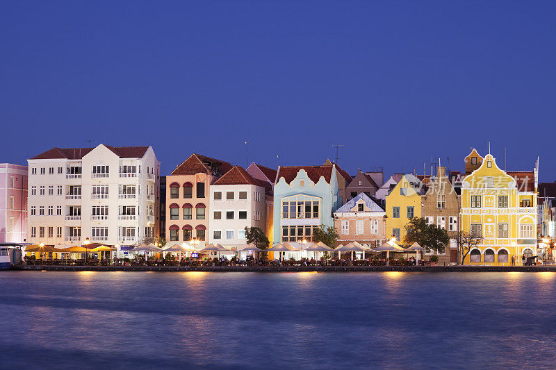 威廉斯塔德五颜六色的房子，晚上Curaçao