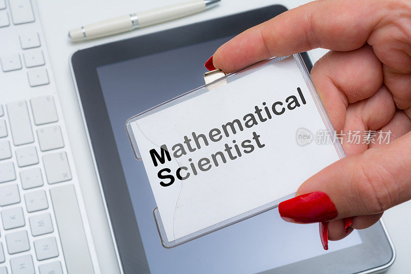 一名女子在展示姓名标签上的数学科学家