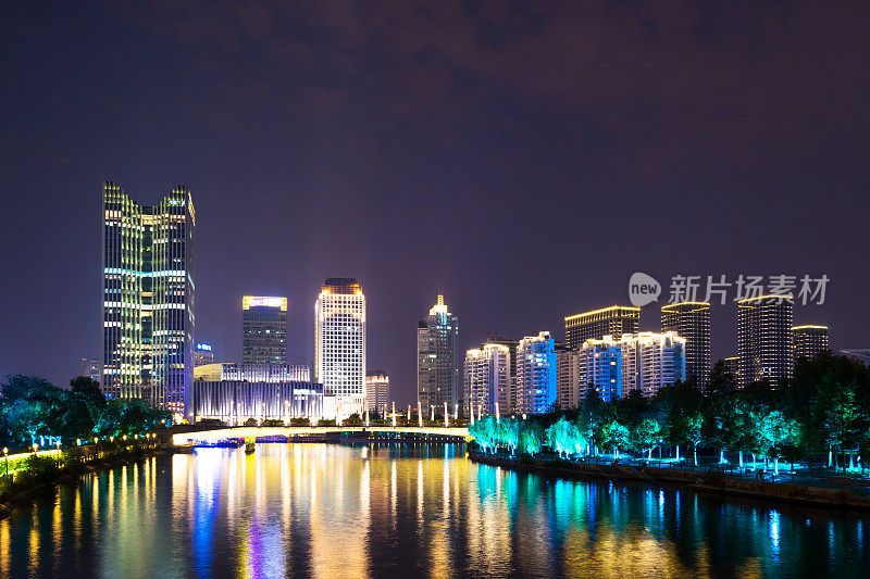 杭州夜晚的现代城市天际线