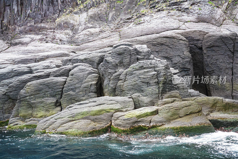 日本北海道，知床半岛岩石上的水反射