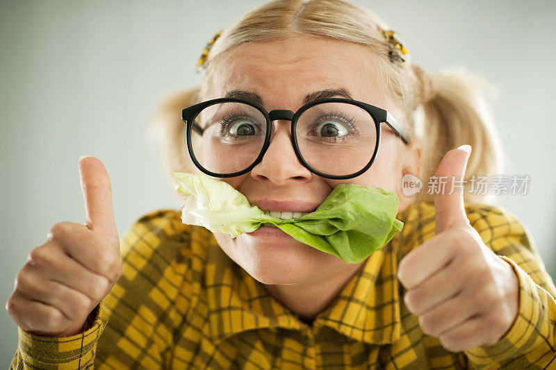 嘴里叼着卷心菜叶的疯狂书呆子女人。