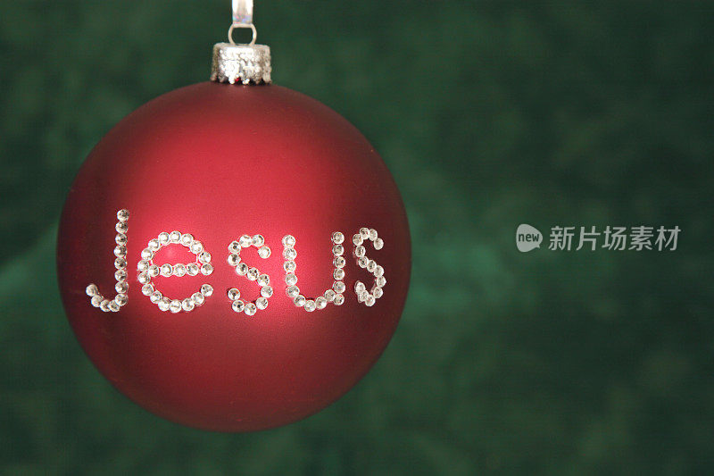 宗教:在红色的圣诞装饰品上写上耶稣