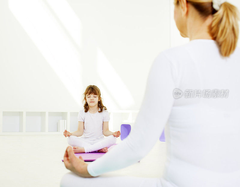 孩子练习瑜伽。