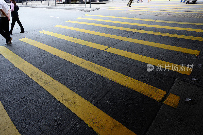 斑马线，动作模糊的行人，香港街道