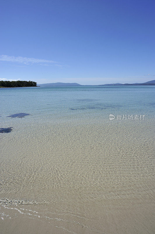 布鲁尼岛的海滩和大海，