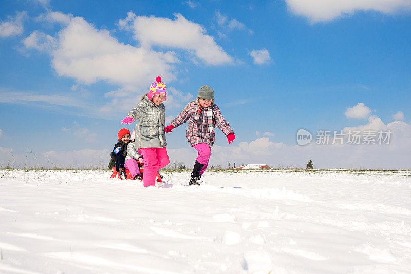 孩子们在雪地上