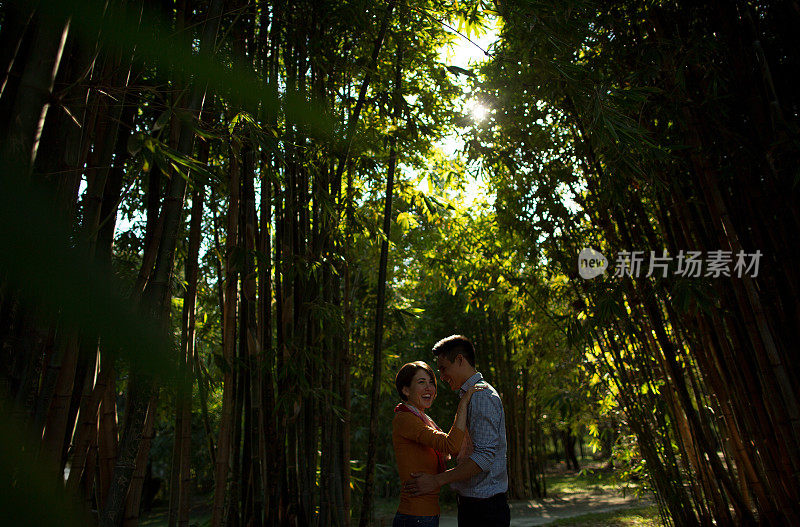 浪漫的年轻夫妇