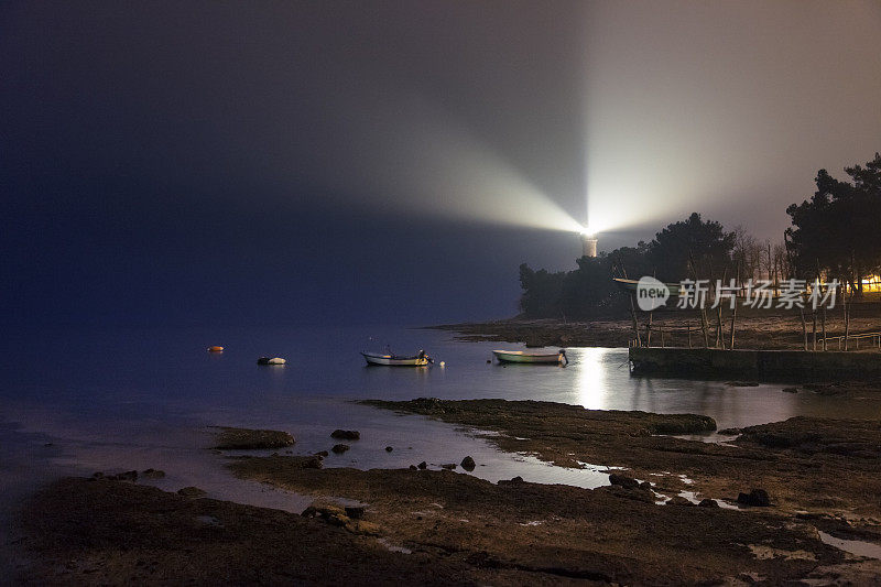 迷雾之夜的灯塔