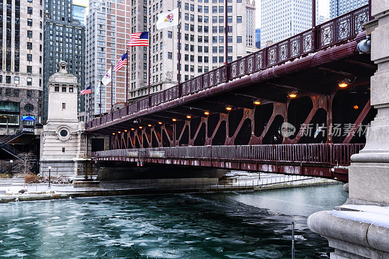 芝加哥市中心冬季的密歇根大道大桥