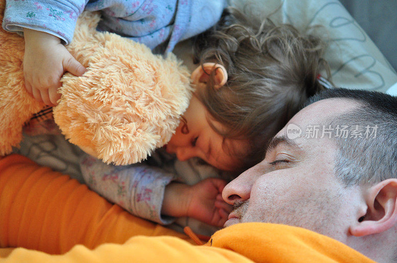 爸爸和女儿在睡觉