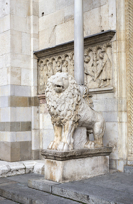 教堂入口处的狮子——意大利摩德纳大教堂