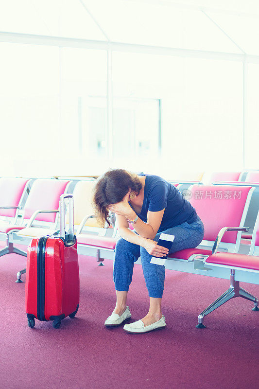 心烦意乱的女人被困在机场
