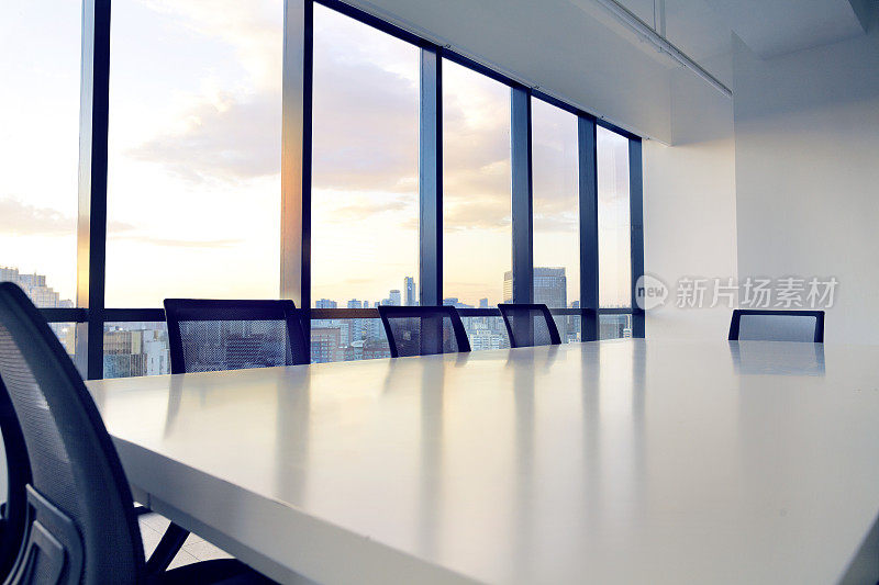 日落时分，现代办公室里的会议桌和椅子