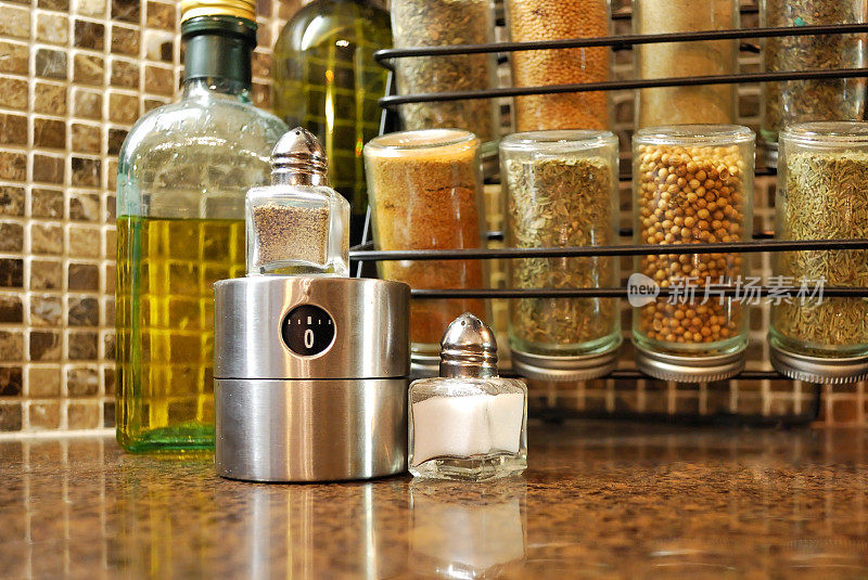 香料架，橄榄油，盐和胡椒定时器
