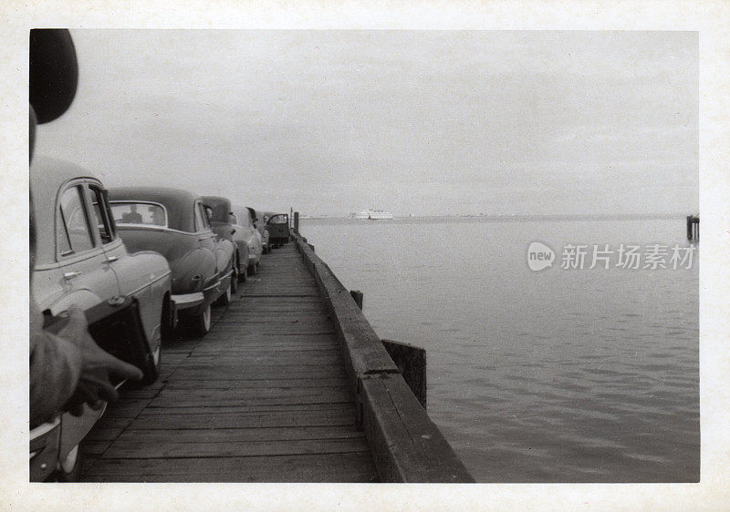 汽车等渡船的老式照片
