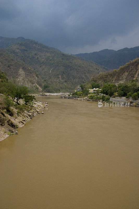 圣河恒河穿过印度的哈德瓦尔市