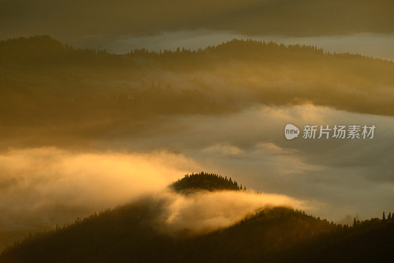 层层叠叠的山景带着金色的光芒