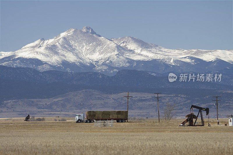 石油井架干草卡车积雪的洛基山脉焊缝县科罗拉多州