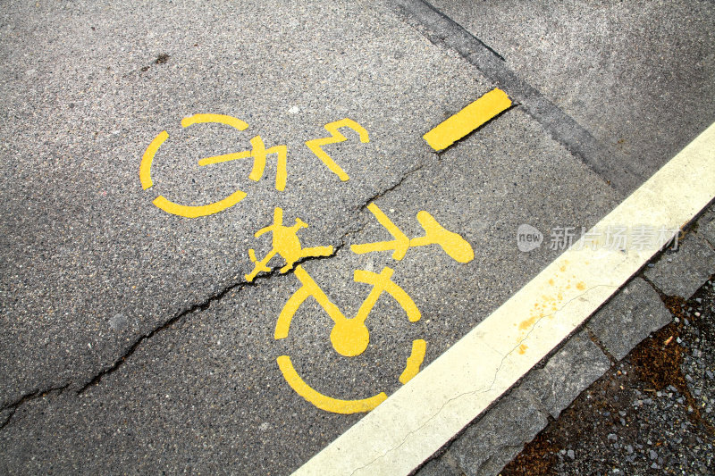 黄色的自行车标志在路上
