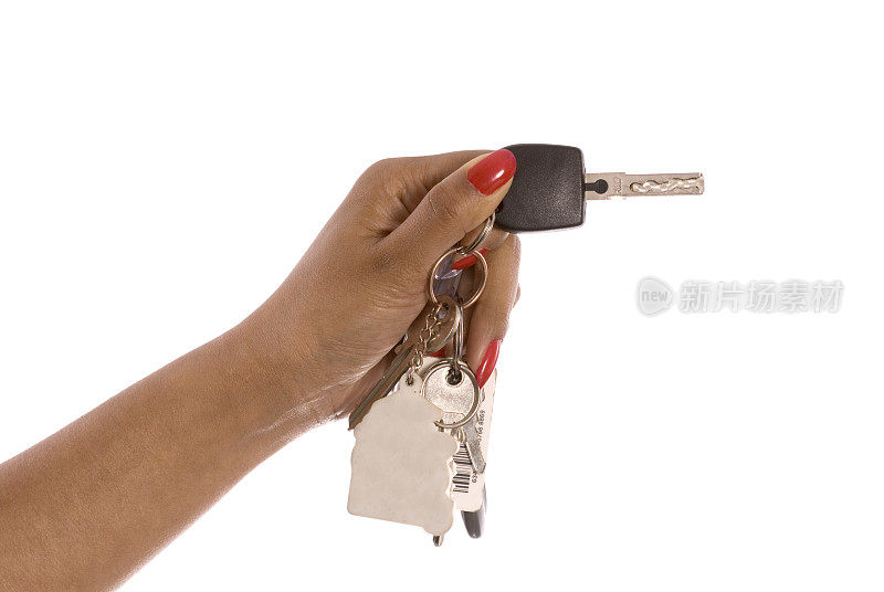 一个女人拿着一串钥匙包括一把车钥匙