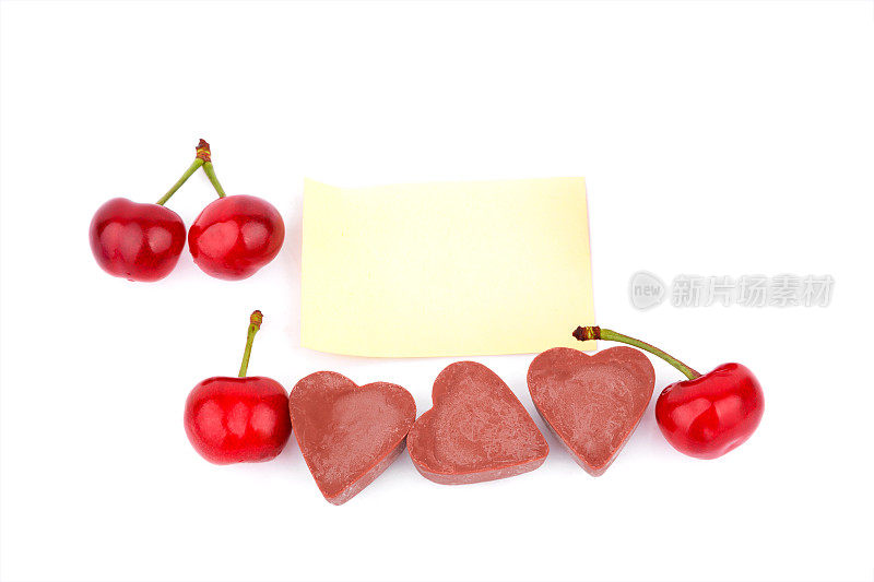 爱情:白色背景上孤立的樱桃和巧克力