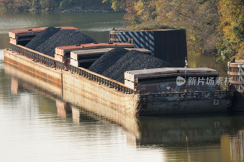 煤驳船停在河上