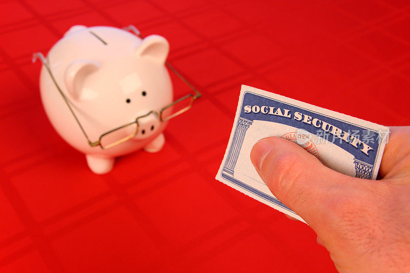 红色的退休储蓄:社会保障卡和眼镜储蓄罐