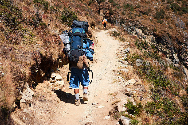 徒步旅行在喜马拉雅山脉