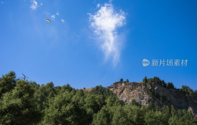 泽马特，在瑞士阿尔卑斯山上空滑翔